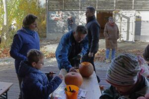 0040_20251025_Kürbisschnitzen