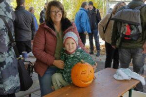 0090_20251025_Kürbisschnitzen