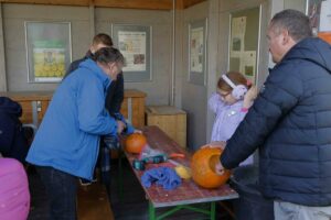 0110_20251025_Kürbisschnitzen