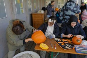 0130_20251025_Kürbisschnitzen