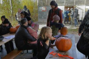 0140_20251025_Kürbisschnitzen