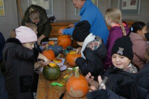 0160_20251025_Kürbisschnitzen